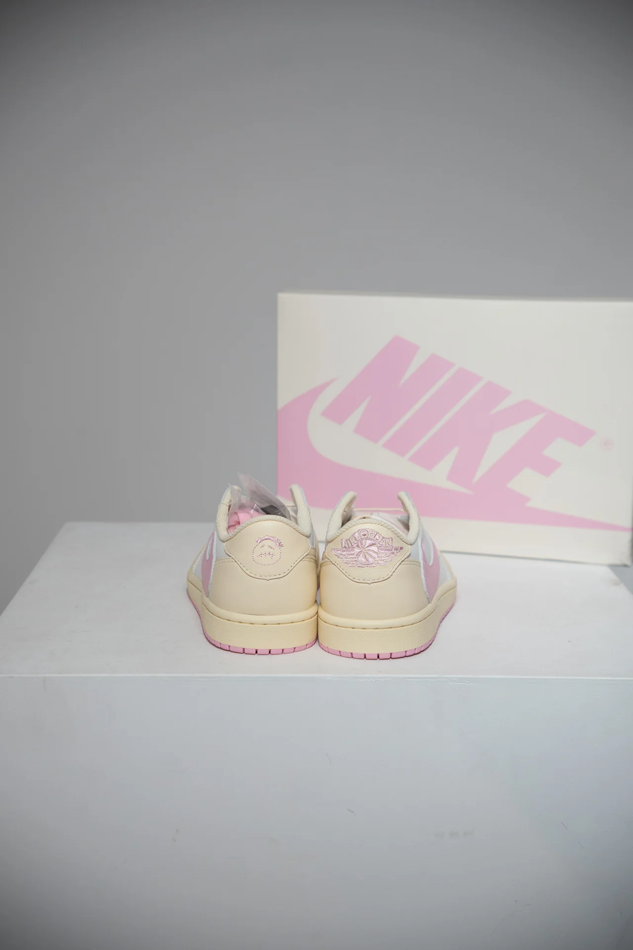 Jordan 1 Low Travis Scott Shy Pink (Taille 42,5) - Image 2