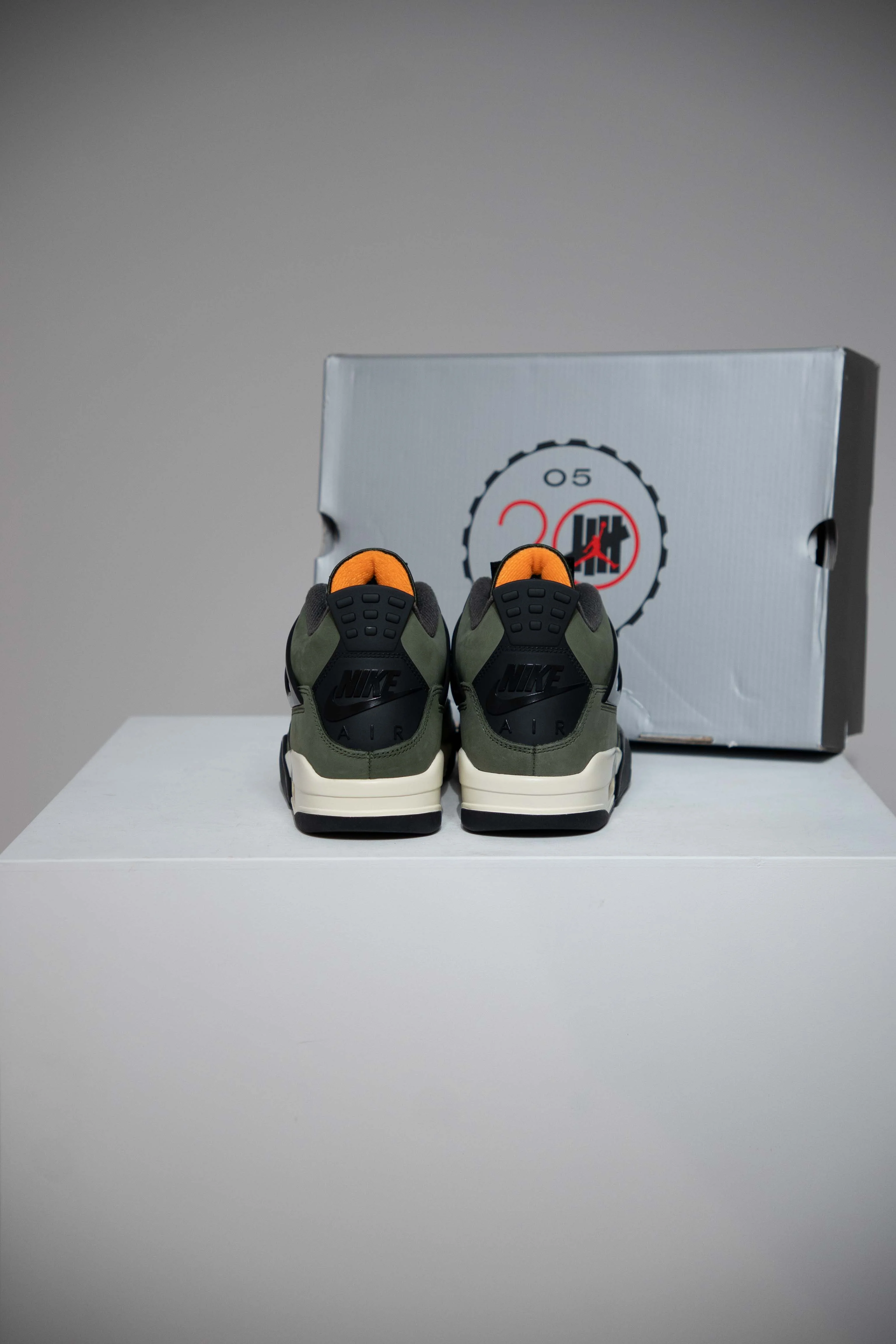 Jordan 4 Undefeated (Taille 40) - Image 3