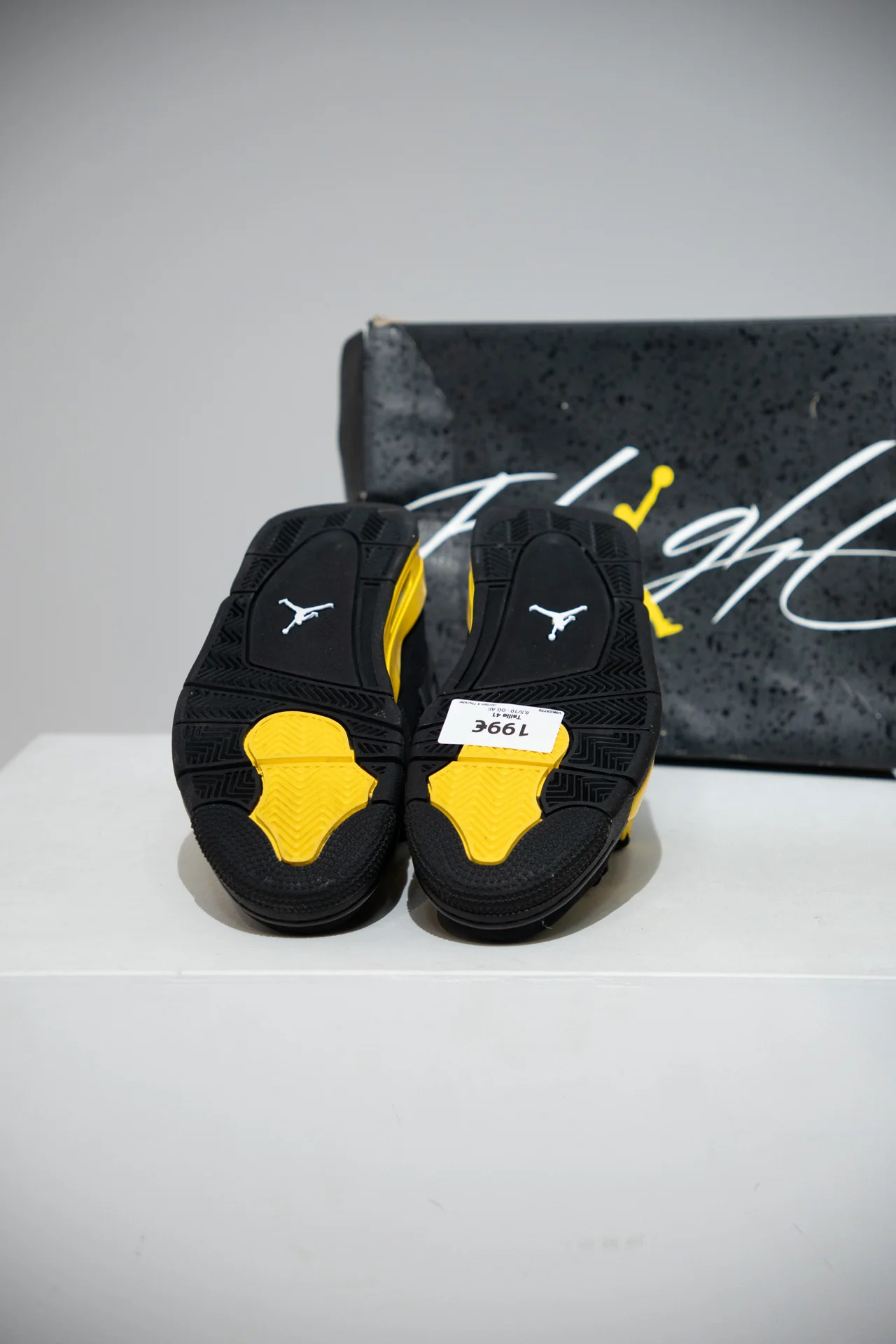 Jordan 4 Thunder (Taille 41) - Image 4