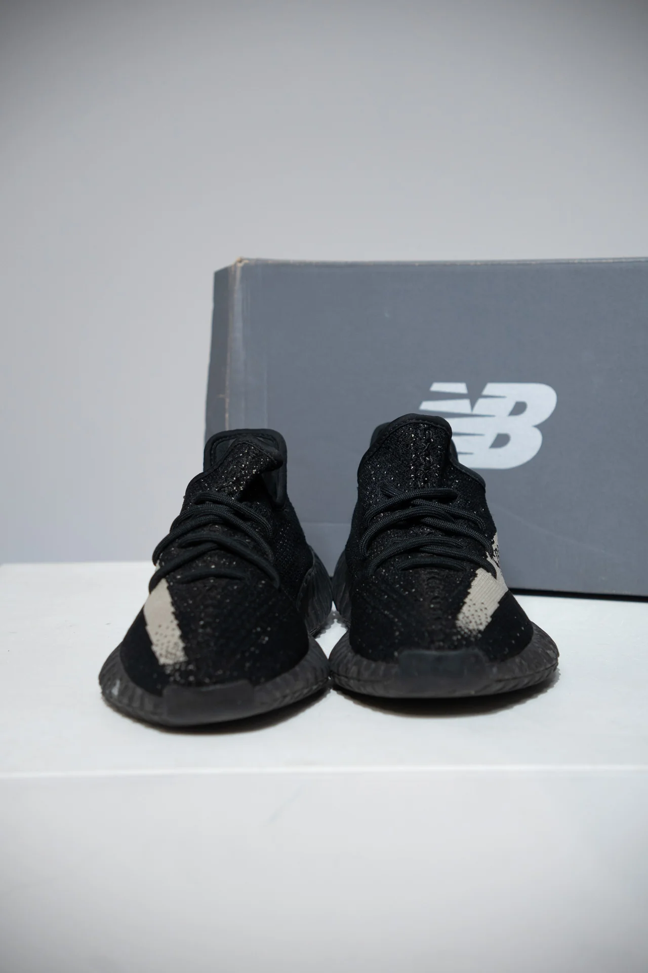Yeezy 350 V2 Oreo (Taille 42) - Image 2