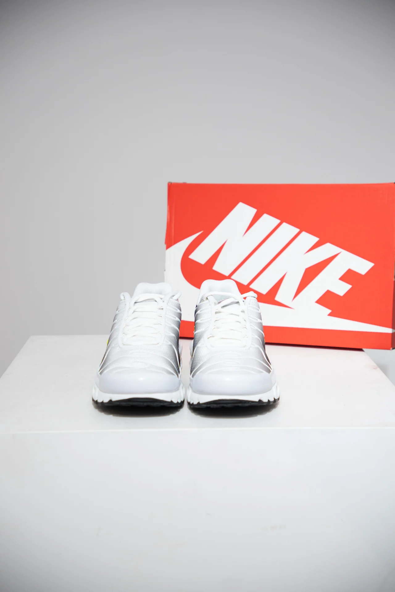 Air Max Plus (TN) White Black Volt (Taille 43) - Image 2