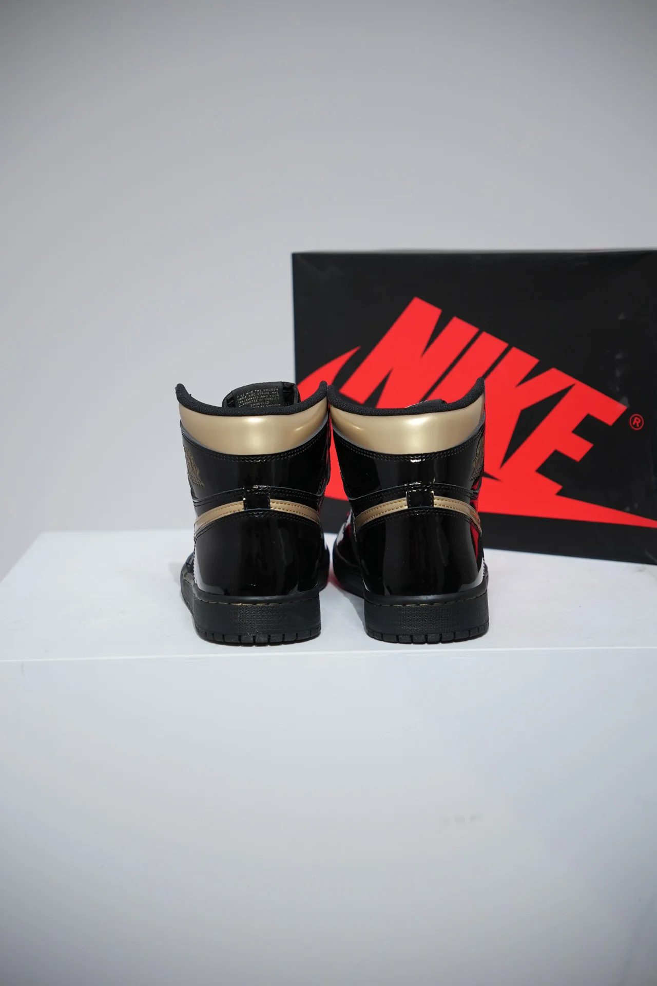 Jordan 1 High Black Metallic Gold (Taille 37,5) - Image 2