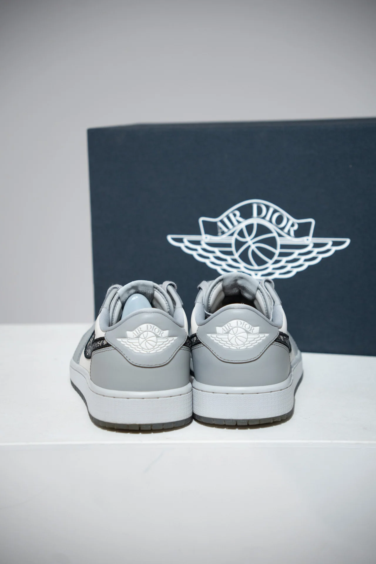 Jordan 1 Low Dior (Taille 45,5) - Image 3