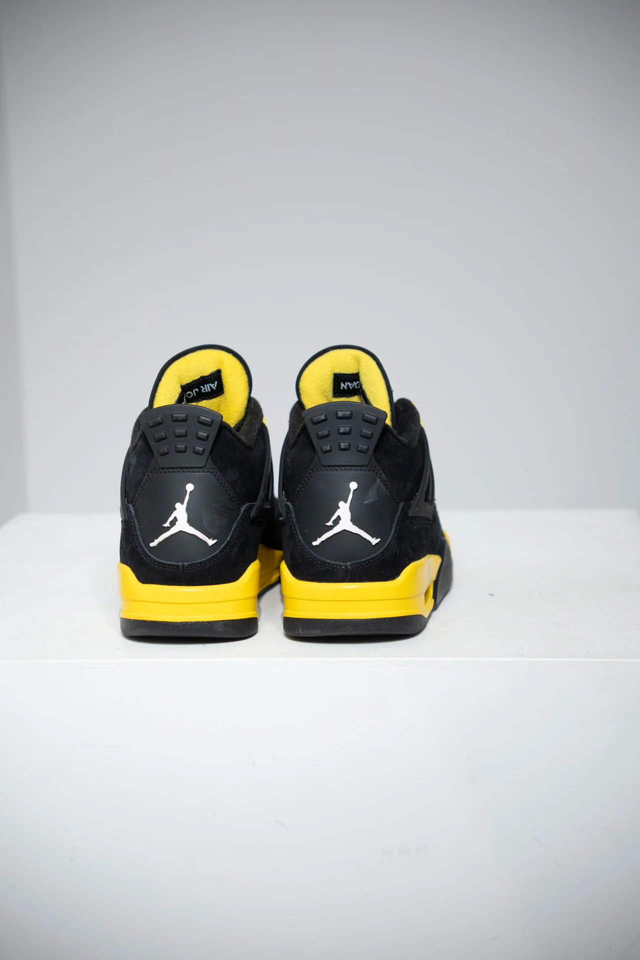 Jordan 4 Thunder (Taille 42,5) - Image 4