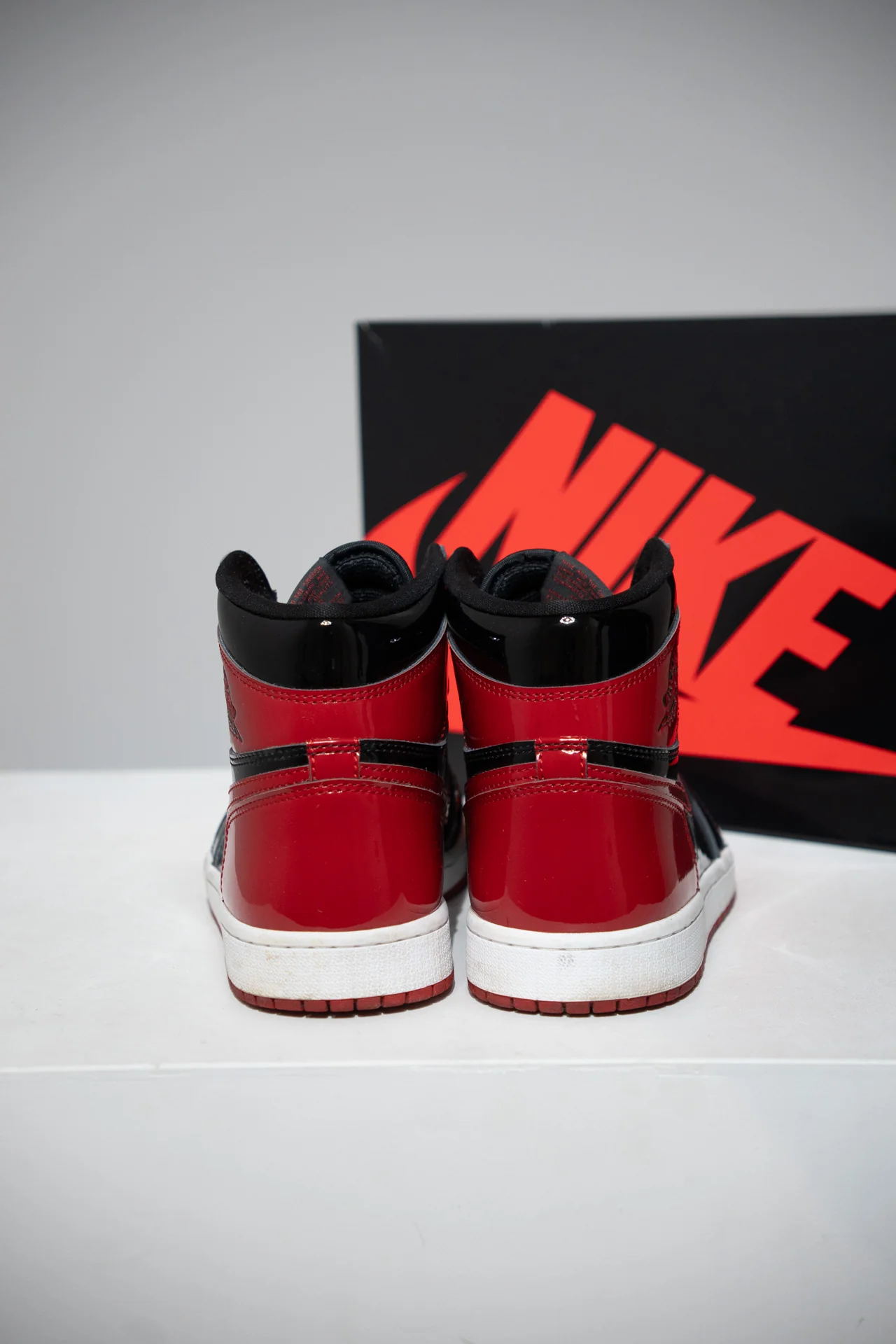 Jordan 1 High Patent Bred (Taille 42,5) - Image 3