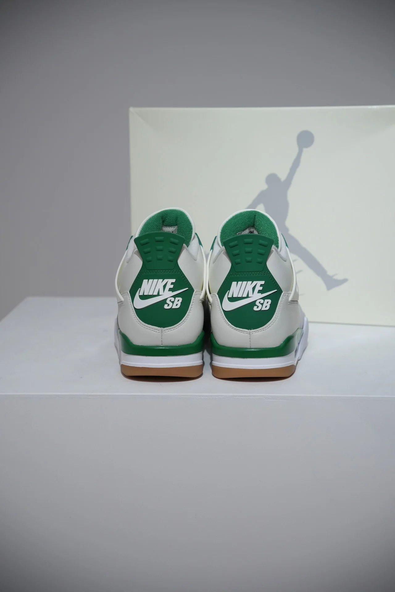 Jordan 4 SB pine Green (Taille 42) - Image 3