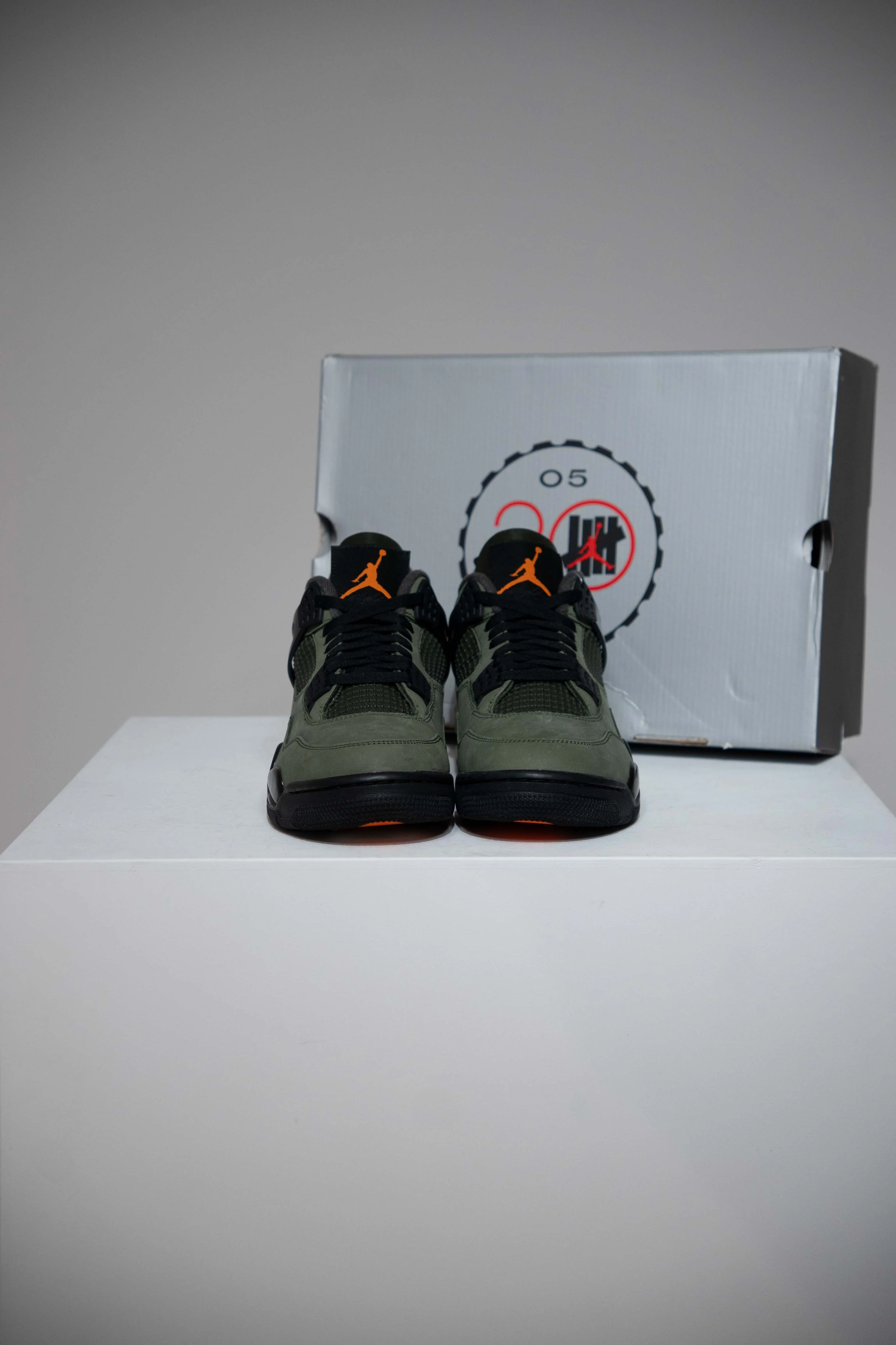 Jordan 4 Undefeated (Taille 42) - Image 2
