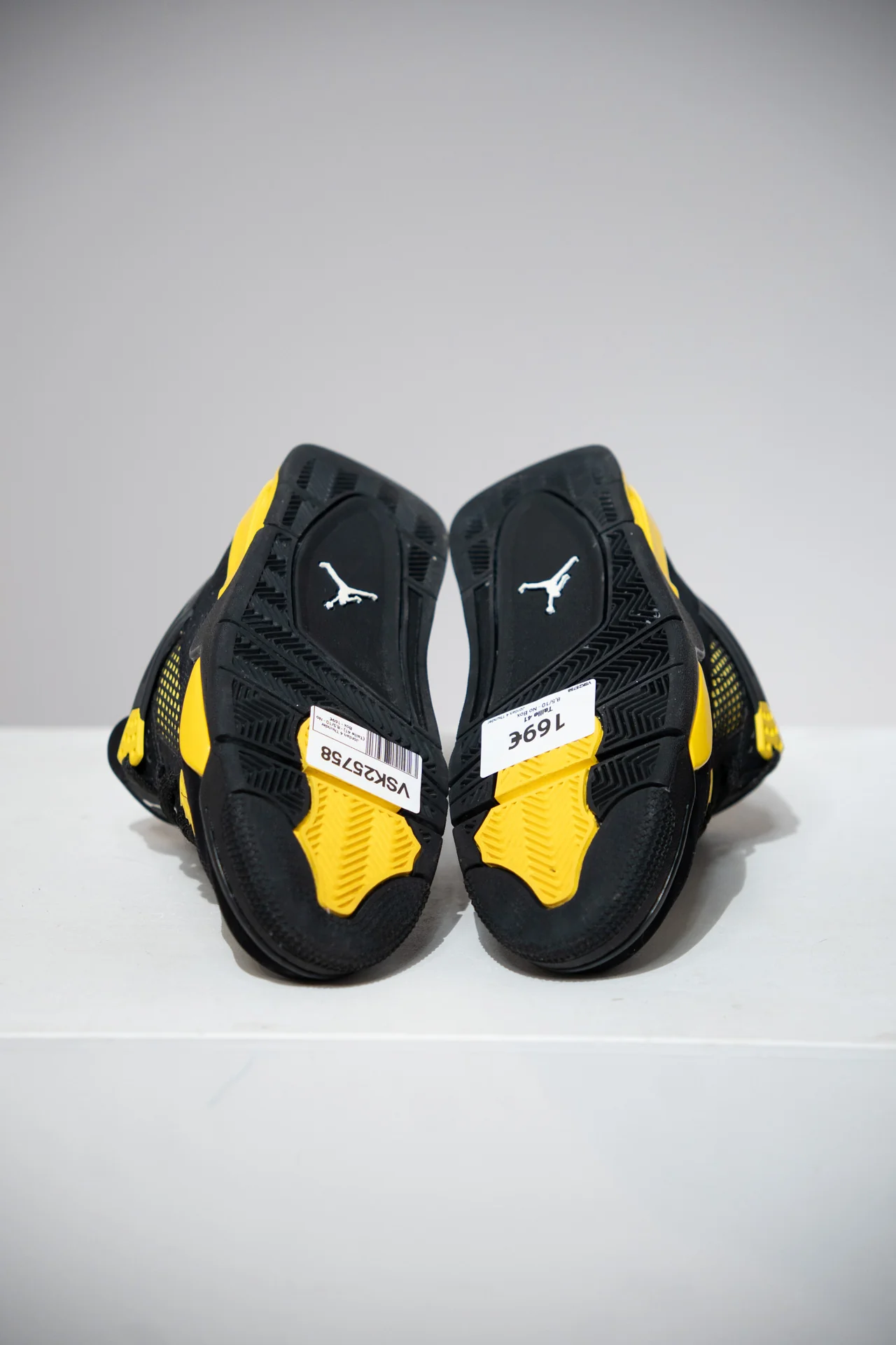 Jordan 4 Thunder (Taille 41) - Image 4
