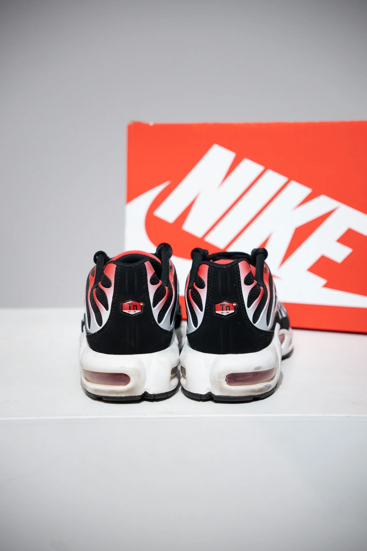 Air Max Plus (TN) Black White University Red (Taille 45,5) - Image 7