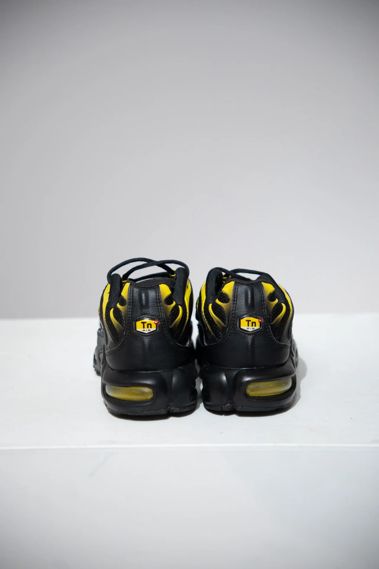 Air Max Plus (TN) Black White Vivid Sulfur (Taille 42) - Image 4