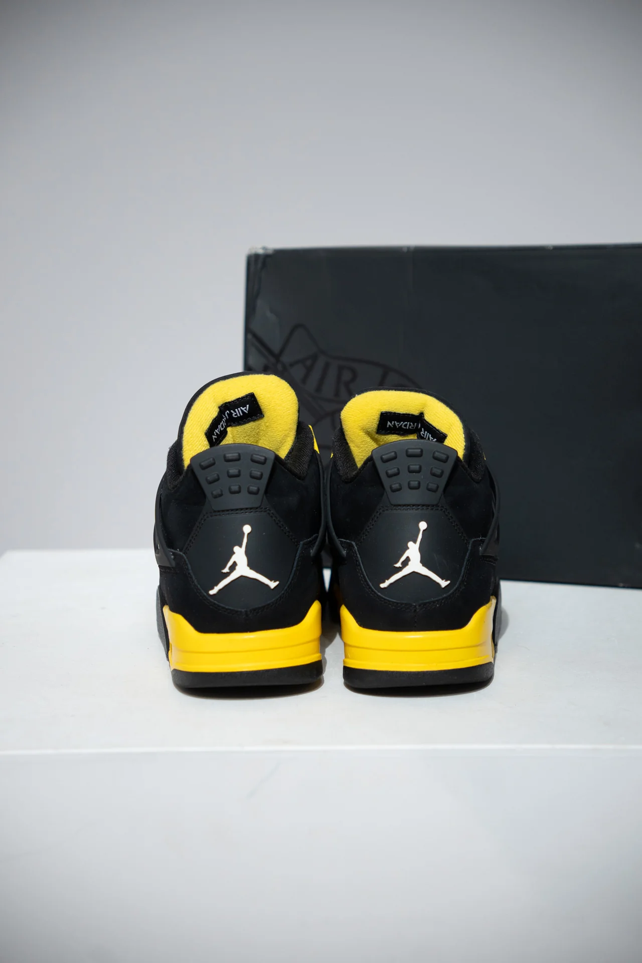 Jordan 4 Thunder (Taille 42) - Image 2