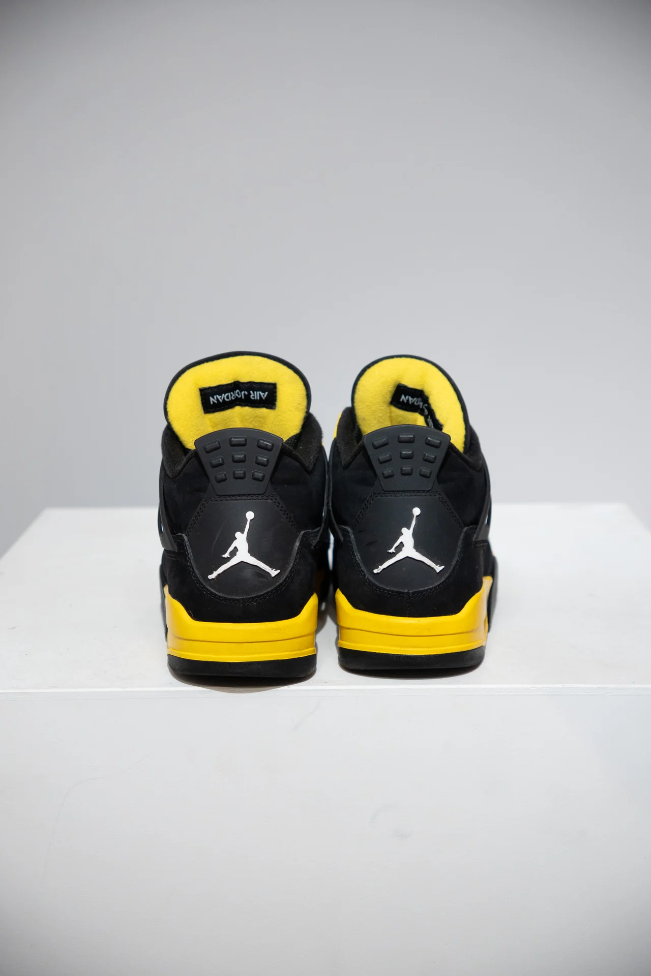 Jordan 4 Thunder (Taille 44) - Image 2