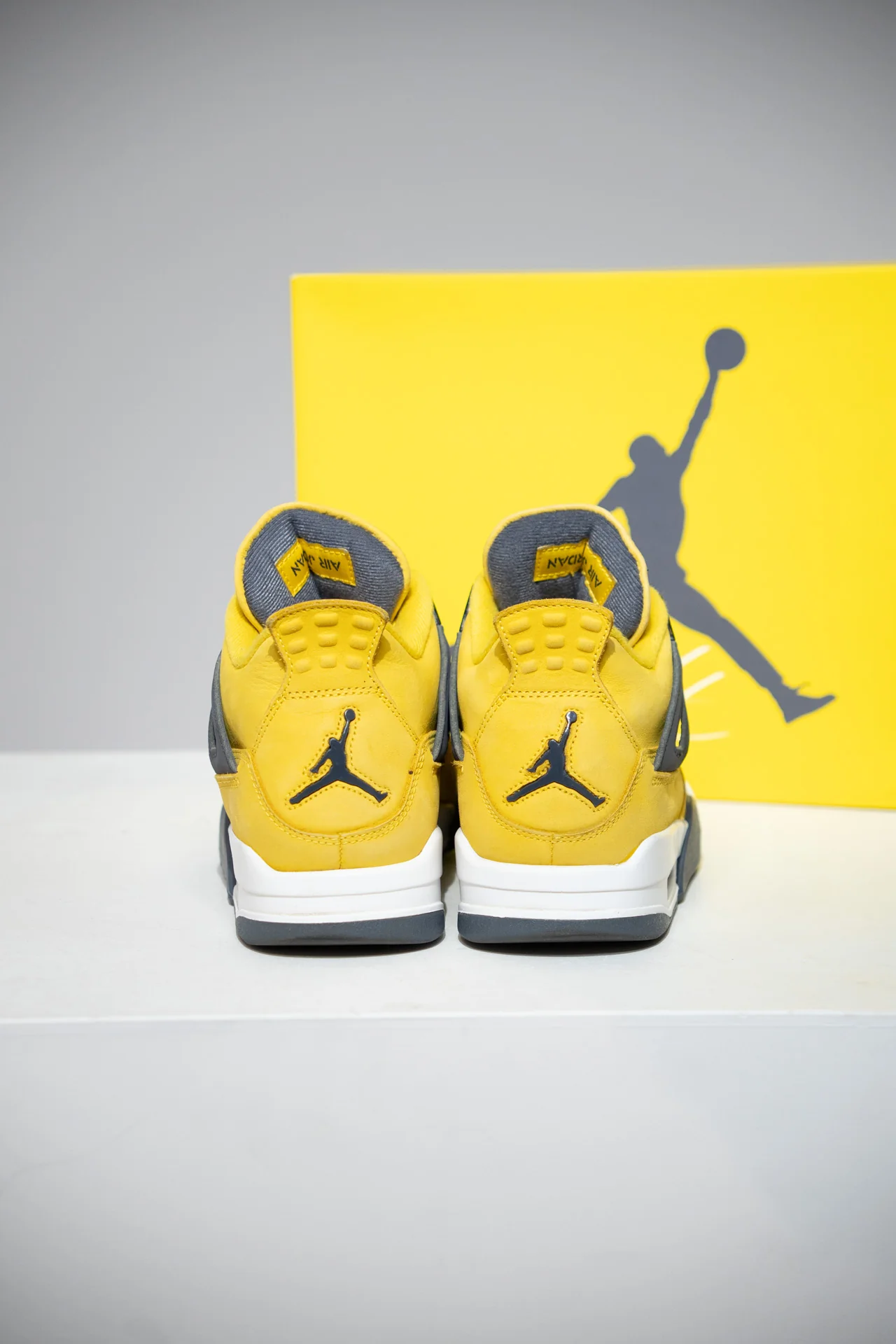 Jordan 4 Lightning (Taille 40) - Image 2