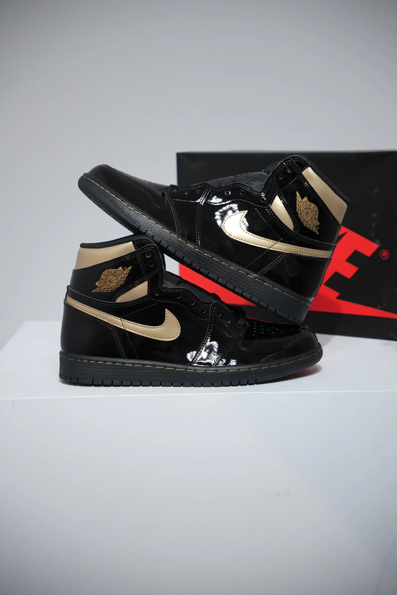 Jordan 1 High Metallic Gold (Taille 38)