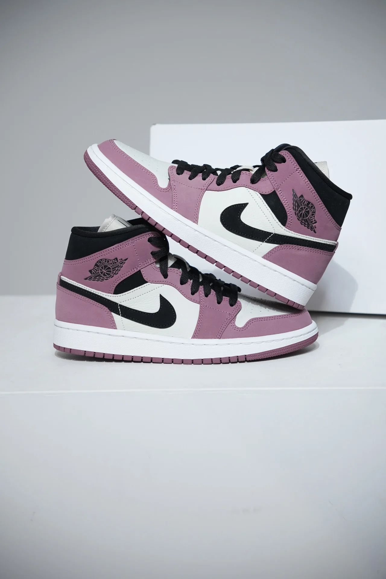 Jordan 1 Mid Mulberry (Taille 39)