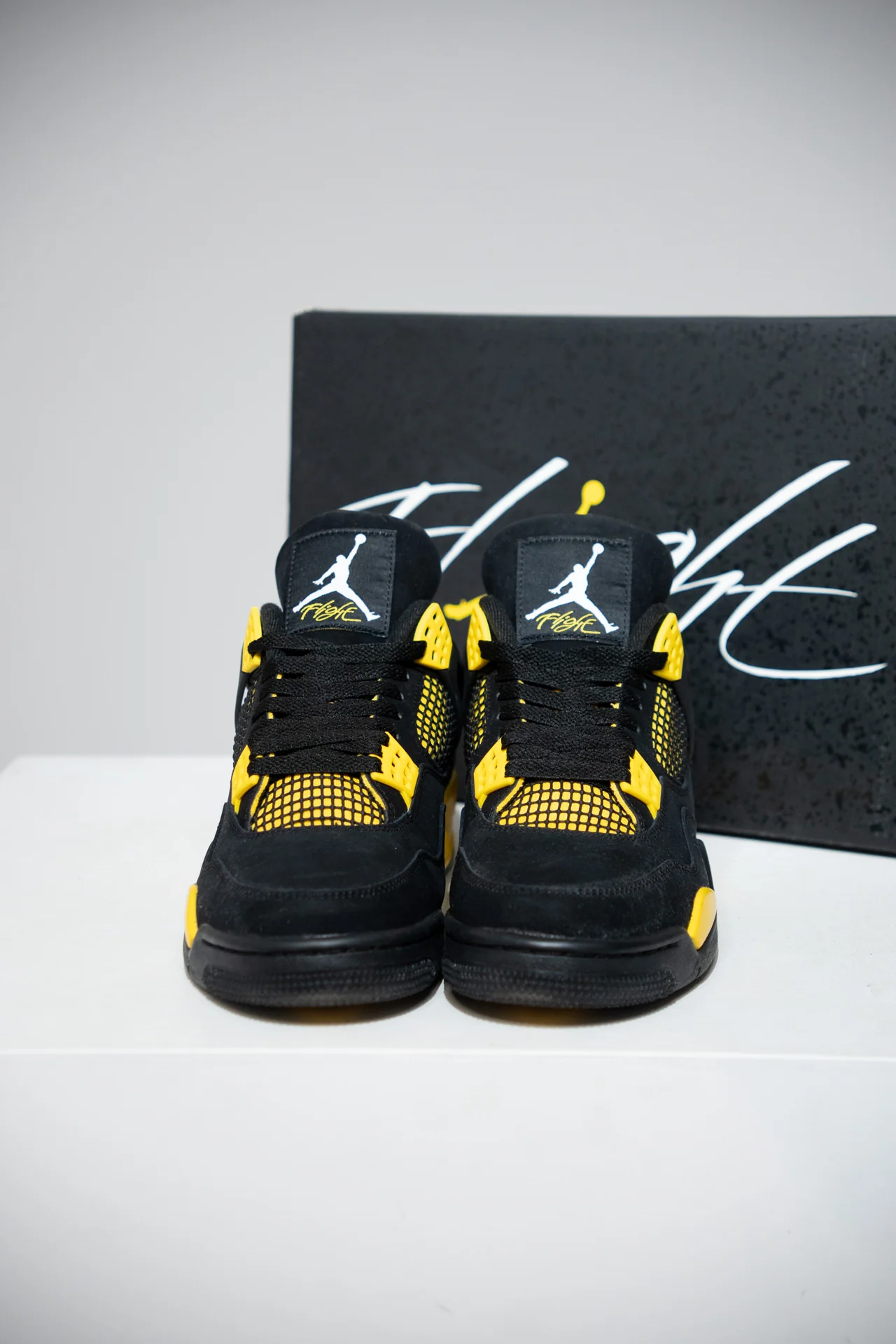 Jordan 4 Thunder (Taille 42,5) - Image 5